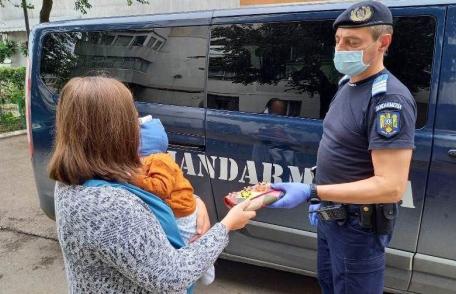 Un jandarm aflat în afara programului de lucru a prins în flagrant doi suspecți de furt și a salvat viața unui bărbat