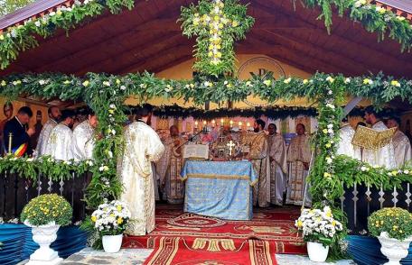 Sfințirea bisericii „Adormirea Maicii Domnului” Dumbrăvița - revărsare de lumină și har – FOTO