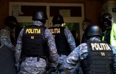 Percheziții domiciliare la trei persoane bănuite de contrafacerea de haine și parfumuri