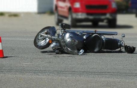 Tânăr ajuns la spital în urma unui accident rutier. O motocicletă și un autoturism s-au ciocnit