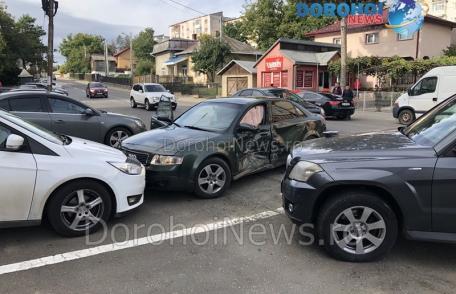 Accident! Impact violent între două mașini pe strada Spiru Haret din Dorohoi - FOTO