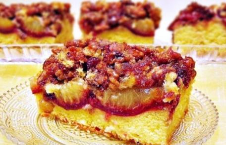 Prăjitură cu prune și glazură de nuci