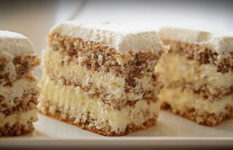 Prăjitură cu ciocolată albă și nucă