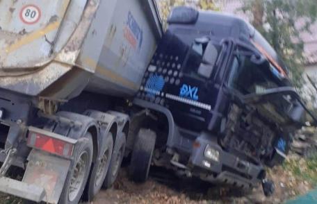 O familie din Botoșani s-a trezit cu un camion în curte - FOTO
