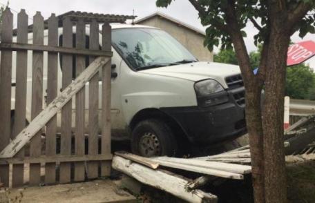 Rupt de beat s-a oprit cu mașina-n gardul unui imobil