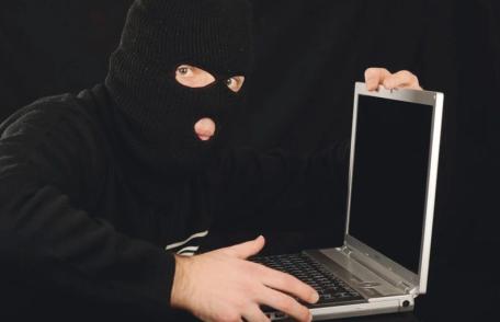 Bărbat reținut după ce a sustras laptopuri și bani din două internate școlare 