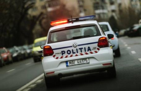 Maşină oprită pe o stradă din Botoșani, din cauză că şoferul mergea în zig-zag