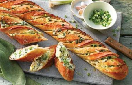 Baghetă umplută cu unt și usturoi