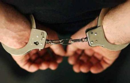 Tânăr reţinut, după ce a înşelat mai multe persoane cu anunţuri fictive privind închirierea de locuințe