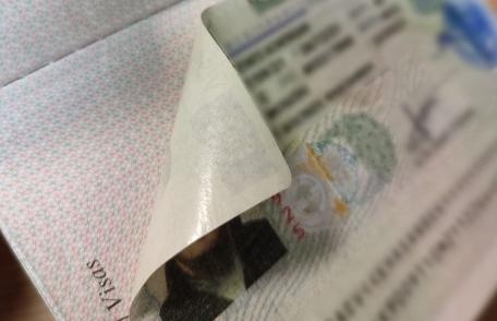 Cumul de infracţiuni comise şi 1000 de euro plătiţi pentru a se afla la volan