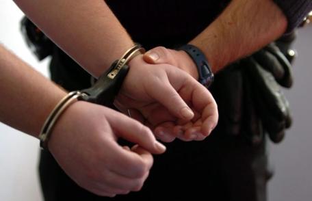 Tânărul care a atacat un taximetrist din Dorohoi și i-a furat mașina a fost reținut pentru 24 de ore