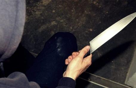 Bărbat reținut după ce a amenințat cu un cuțit mai multe persoane