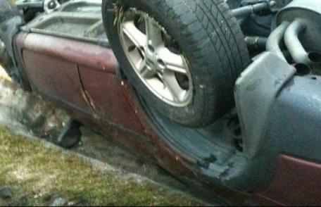 Mașină răsturnată pe o stradă din Broscăuți! Șoferul se afla sub influența alcoolului