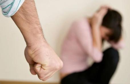 Tânără însărcinată ajunsă la spital cu multiple leziuni după ce a fost bătută de concubin