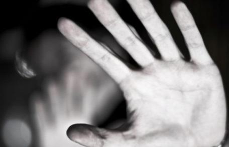 Primim la redacție – Un bărbat din Dorohoi a intrat într-o școală și a agresat fizic un elev