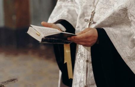 Preoți din județul Botoșani, acuzați că i-au dat afară din biserică pe cei vaccinați și le-au smuls masca enoriașilor