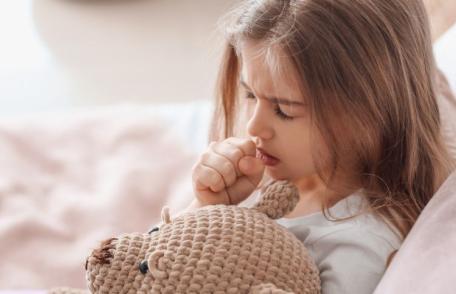Tusea la copil. Sfatul pediatrului: „Nu este întotdeauna o idee bună să o oprim cu medicamente!”