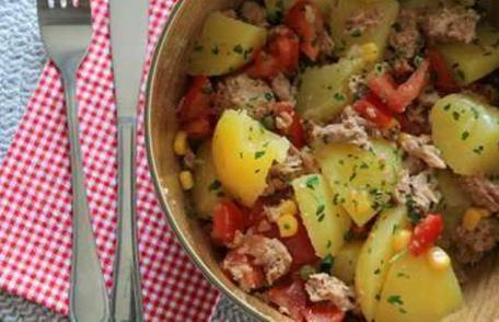 Salată de cartofi, ton și roșii