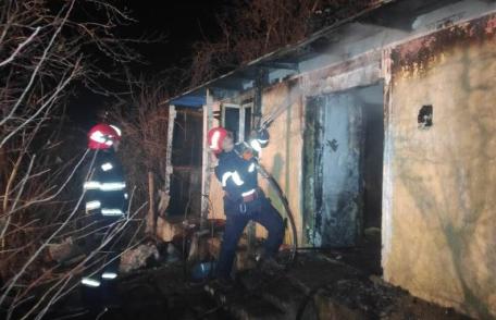 Incendiu provocat de o lumânare lăsată nesupravegheată. Bărbat ajuns la spital cu arsuri - FOTO