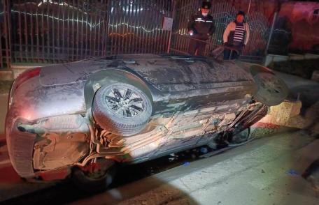 Accident: Patru tineri răniți după ce autoturismul în care se aflau s-a izbit de un cap de pod