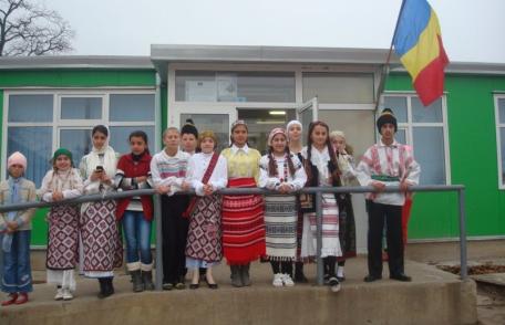 Ziua de 1 Decembrie marcată la Școala Borzești printr-un parteneriat cu Școala Broscăuți