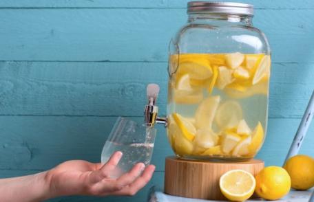 Ce se întâmplă în organismul nostru dacă bem apă caldă cu lămâie timp de 3 săptămâni