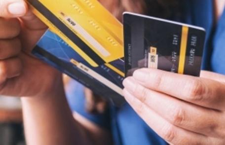 Tineri cercetați de polițiștii botoșăneni după ce au furat un portofel, în care se aflau mai multe carduri bancare