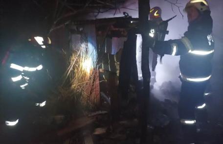 Femeie ajunsă la spital, cu arsuri, după ce casa în care locuia a luat foc - FOTO