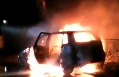 O mașină a ars ca o torță pe drumul comunal dintre Hilișeu-Cloșca și Pomârla