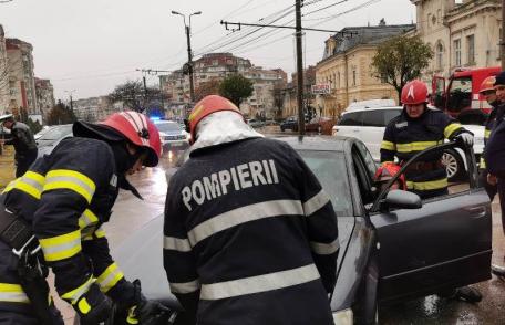 Mașină parcată pe Calea Națională din Botoșani cuprinsă de flăcări - FOTO