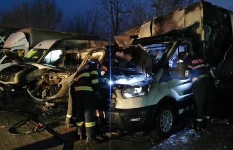 Trei mașini distruse de incendiu într-o parcare din Botoșani. Flăcările depășeau patru metri - FOTO