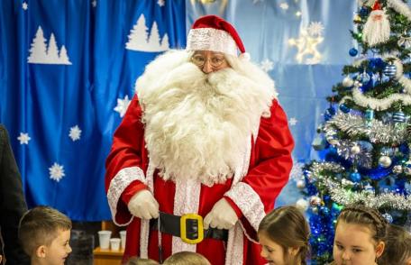 Sărbătoare ridicată la rang de poveste Moş Crăciun a venit la Dorohoi cu 3.000 de cadouri - FOTO