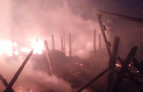 Două gospodării afectate în urma unui incendiu produs de un scurtcircuit