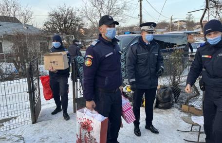 Bucurie adusă de jandarmi pe chipurile membrilor a două familii din Dorohoi - FOTO