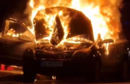 Mașină cuprinsă de flăcări la ieșirea din Botoșani. Șoferul a observat fum în timp ce se deplasa - FOTO