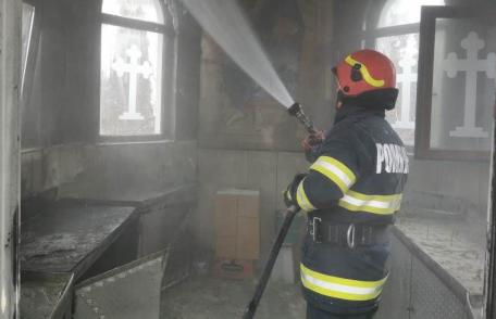 Incendiu din cauza unor lumânări aprinse, lăsate nesupravegheate