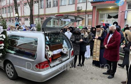 Medicul Ovidiu Alexa a fost pentru ultima dată la Spitalul Dorohoi. Zeci de colegi și-au luat rămas bun – VIDEO / FOTO