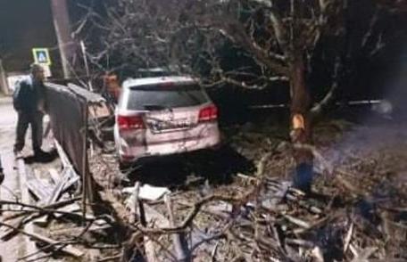 Accident pe o stradă din Dorohoi: Un șofer a rupt un gard și a intrat cu mașina în curtea unei case - FOTO