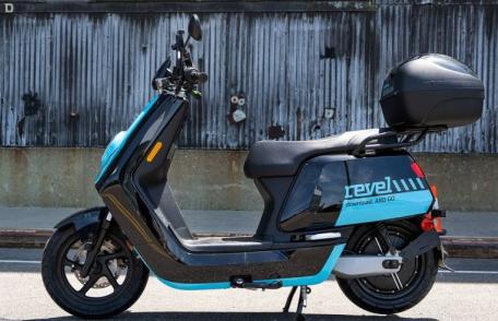 Bărbat fără permis de conducere depistat la plimbare cu un moped neînmatriculat