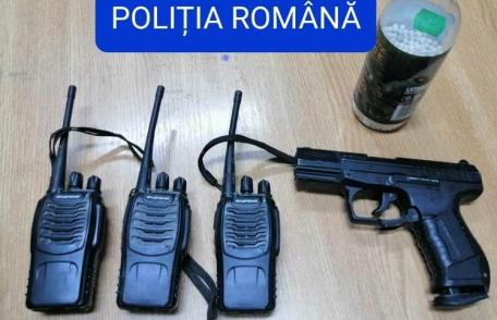 Doi tineri au luat-o la fugă pe câmp după ce polițiștii au solicitat verificarea mașinii în care se aflau - FOTO