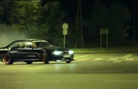 Depistat de polițiști în timp ce făcea drifturi, deși nu deținea permis de conducere