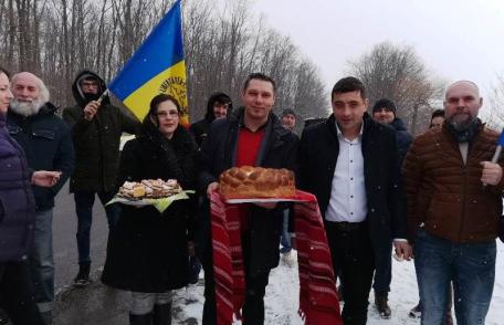 Caravana AUR, alături de George Simion, întâmpinată tradițional în comuna Șendriceni - FOTO