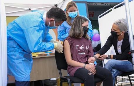 Zi liberă plătită pentru părinții care își duc copiii la vaccinare anti-COVID-19. Ce prevede legea