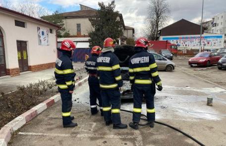 Autoturism în flăcări în apropierea gării Botoșani - FOTO