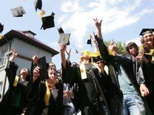Absolvenţii Universităţii „Spiru Haret” au scăpat de reluarea licenţei