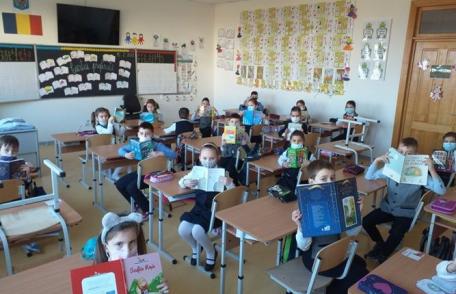 Școala Cornerstone Dorohoi: CĂRȚILE SUNT O COMOARĂ! - FOTO