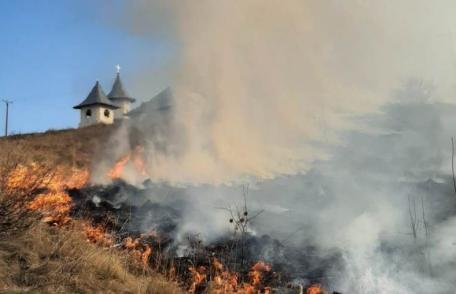 Incendiile de vegetație iau amploare în județul Botoșani! 13 incendii produse vineri - FOTO