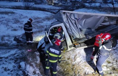ACCIDENT în această dimineață! Doi bărbați au avut nevoie de îngrijiri medicale - FOTO