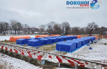 Peste 30 de corturi instalate pe Stadionul „1 Mai” din Dorohoi pentru refugiații din Ucraina – FOTO