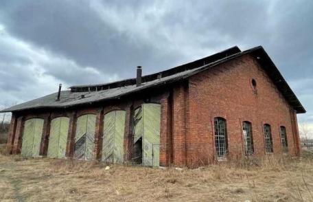 Două clădiri industriale și o cale ferată de la Remiza CFR Dorohoi sunt scoase la vânzare pe OLX
